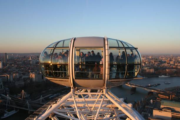 vue de personnes profitant de la vue depuis la capsule à london eye - london eye photos et images de collection