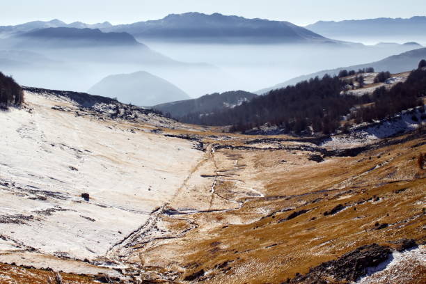 malownicze ośnieżone pasmo górskie visocica w bośni i hercegowinie w słoneczny dzień - sunny day mountain mountain range winter zdjęcia i obrazy z banku zdjęć