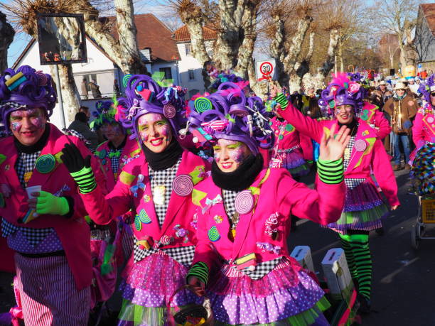 défilé coloré du carnaval de rosenmontag dieburg, allemagne - fasching photos et images de collection