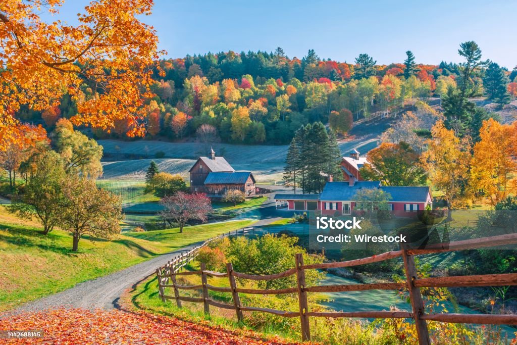 バーモント州の山々ウッドストックの農家の初秋紅葉のシーン バーモント州のストックフォトや画像を多数ご用意 バーモント州, 秋, 米