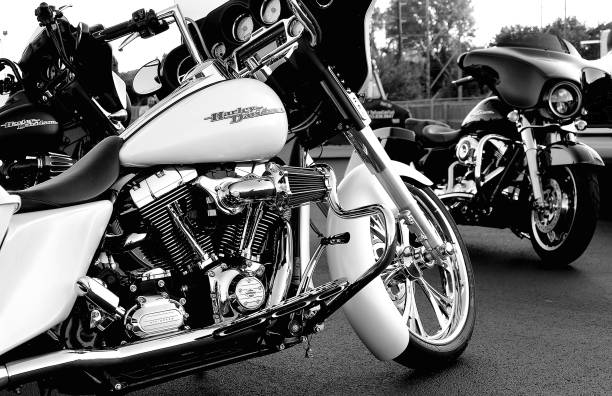 scala di grigi di una rara motocicletta harley davidson bianca sulla strada - harley davidson foto e immagini stock