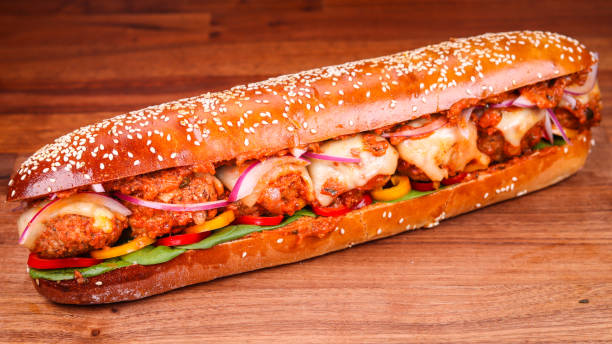 снимок крупным планом барбари хлеба длиной в футляр на коричневой деревянной поверхности - bakery meat bread carbohydrate стоковые фото и изображения
