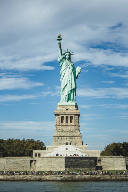 scatto verticale dello storico monumento nazionale della statua della libertà a new york, usa - east river immagine foto e immagini stock