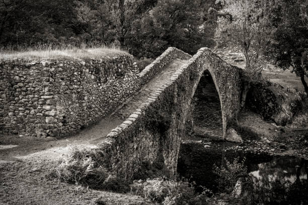 ancient Corsican bridge in black and white une vue en noir et blanc d’un pont ancien en haute Corse image en noir et blanc stock pictures, royalty-free photos & images