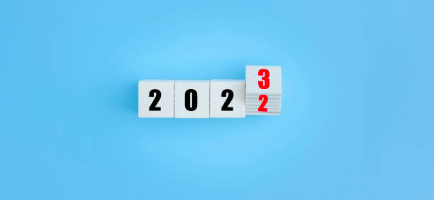 o conceito para mudar o ano de 2022 para 2023, invertendo o cubo 2 para 3, feliz ano novo 2023. - year block cube new years eve - fotografias e filmes do acervo