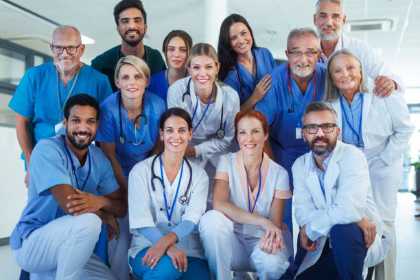 ritratto di medici, infermieri e altro personale medico felice in ospedale. - physicians assistant foto e immagini stock
