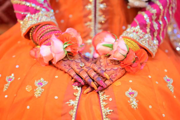 henné sur les mains - wedding indian culture pakistan henna tattoo photos et images de collection