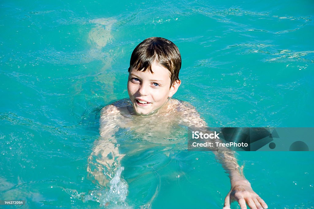 Garçon natation - Photo de Activité libre de droits