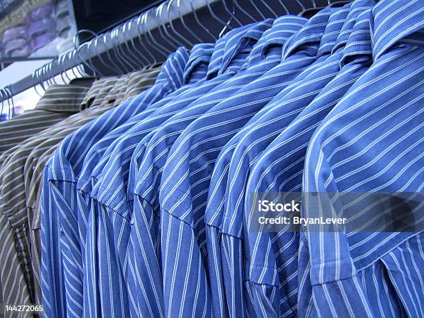 Todas As Camisolas Em Uma Linha - Fotografias de stock e mais imagens de Camisa com botões - Camisa com botões, Listrado, Moda