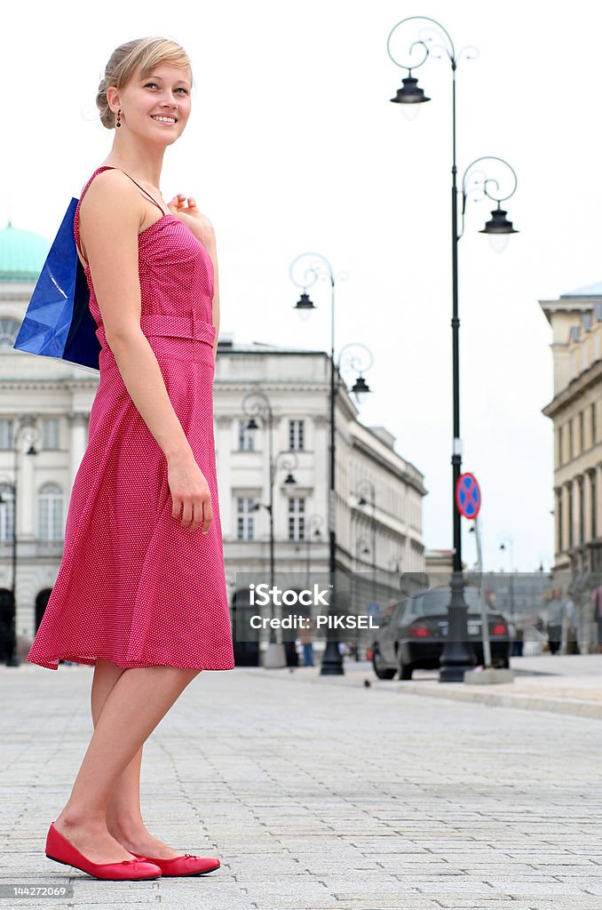 Femme marchant avec des sacs - Photo de Acheter libre de droits