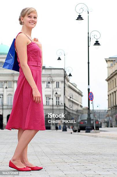 Kobieta Chodzić Z Torby Na Zakupy - zdjęcia stockowe i więcej obrazów Beztroski - Beztroski, Biznes, Blond włosy