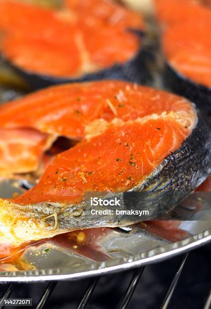 Delicioso Salmão Sobre Uma Grelha - Fotografias de stock e mais imagens de Alimentação Saudável - Alimentação Saudável, Comida, Comida salgada