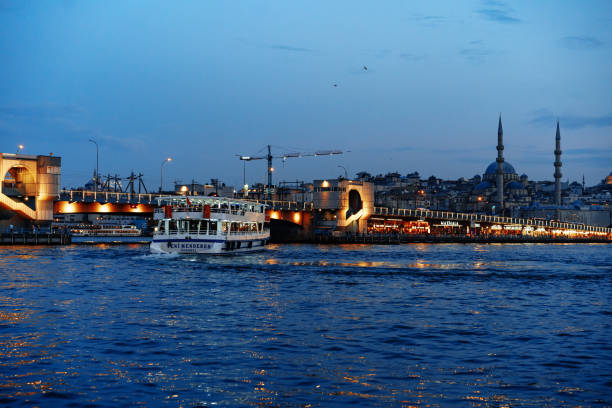 istanbul, turquie - 06 juin 2022: vue nocturne du pont de galata à istanbul, turquie - europe bridge editorial eastern europe photos et images de collection