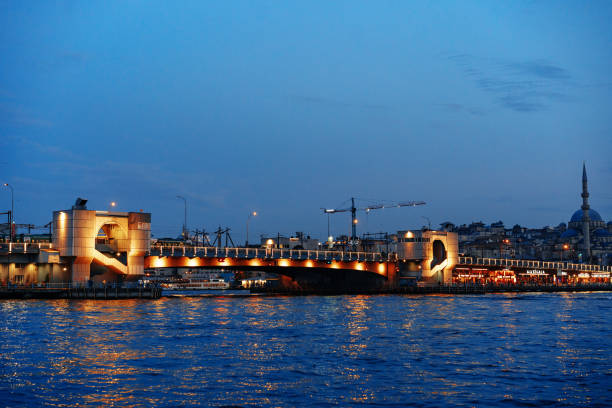 istanbul, turquie - 06 juin 2022: vue nocturne du pont de galata à istanbul, turquie - europe bridge editorial eastern europe photos et images de collection
