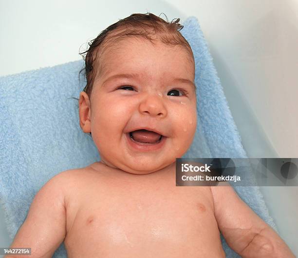 Sorridenti Bambino - Fotografie stock e altre immagini di 2-5 Mesi - 2-5 Mesi, Allegro, Asciugamano