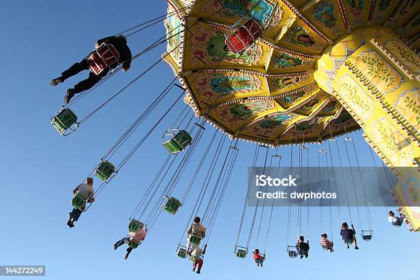 Foto de Chairoplane e mais fotos de stock de Balanço - Equipamento de Playground - Balanço - Equipamento de Playground, Atração de Parque de Diversão, Parque de diversões - Edifício de entretenimento