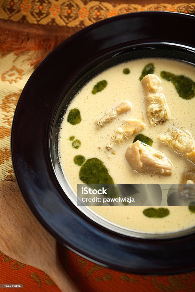 Artichaut soupe confectionnée dans une assiette - Photo de Aliment libre de droits