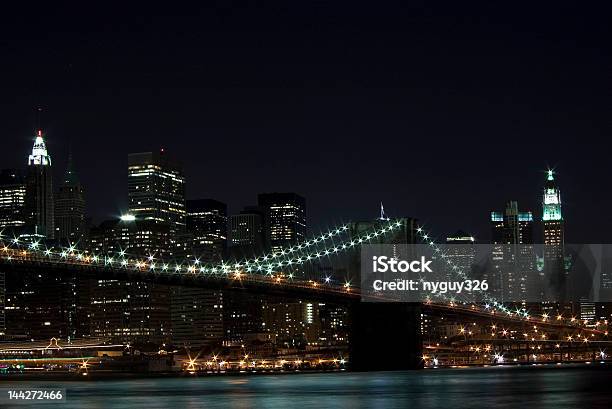 Puente De Brooklyn Por La Noche Foto de stock y más banco de imágenes de Agua - Agua, Aire libre, Anochecer