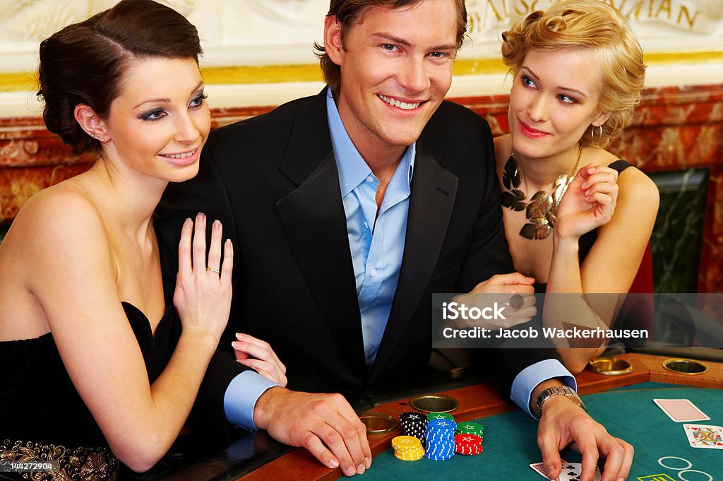 Feliz trio jogos de azar do casino - Foto de stock de Acaso royalty-free