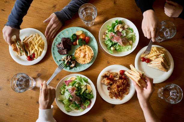 女子会で食事をする女性の手 - lunch ストック��フォトと画像