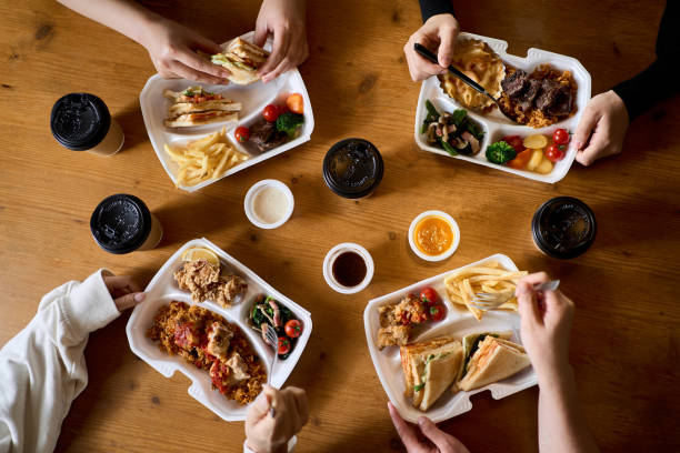 トーゴで食事をする女性の手 - lunch ストックフォトと画像