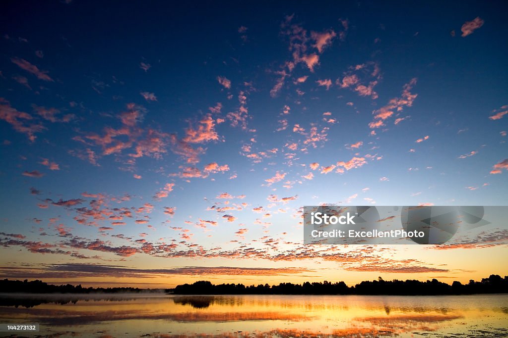 Dorado atardecer sobre el lago - Foto de stock de Agua libre de derechos