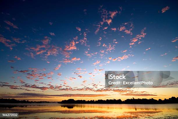 Dorado Atardecer Sobre El Lago Foto de stock y más banco de imágenes de Agua - Agua, Aire libre, Amanecer