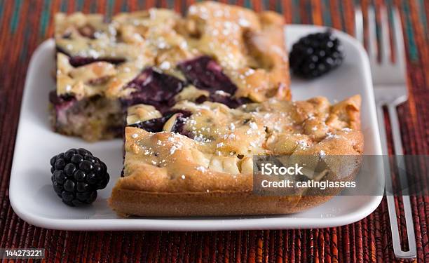 Blackberry E Torta Di Mele - Fotografie stock e altre immagini di Affamato - Affamato, Ambientazione interna, Assaggiare