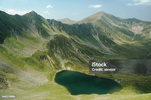 Lago Nei Monti Fagaras - Fotografie stock e altre immagini di Acqua - Acqua, Ambientazione esterna, Catena di montagne