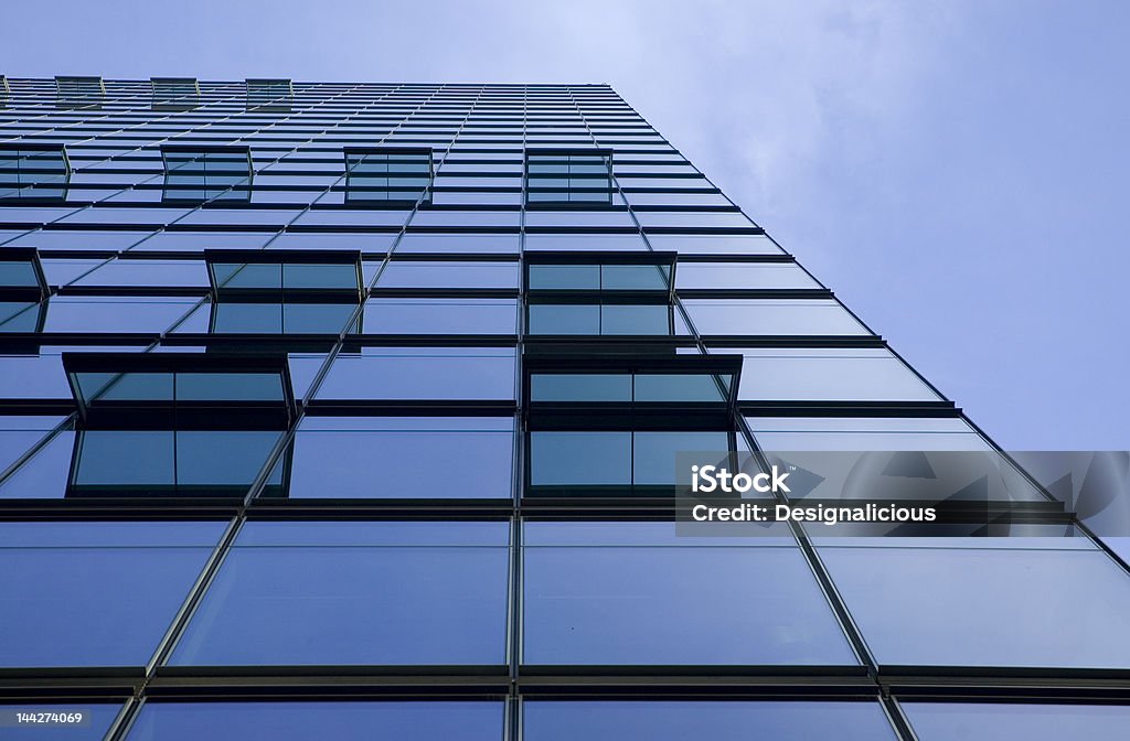 A moderna fachada de vidro e arquitetura com painel de energia solar - Foto de stock de Arquitetura royalty-free