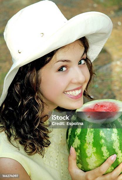Lächelnd Mädchen Mit Wassermelone Stockfoto und mehr Bilder von Fotografie - Fotografie, Hut, Im Freien