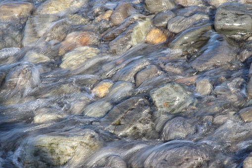 Silky waves moving over pebbles