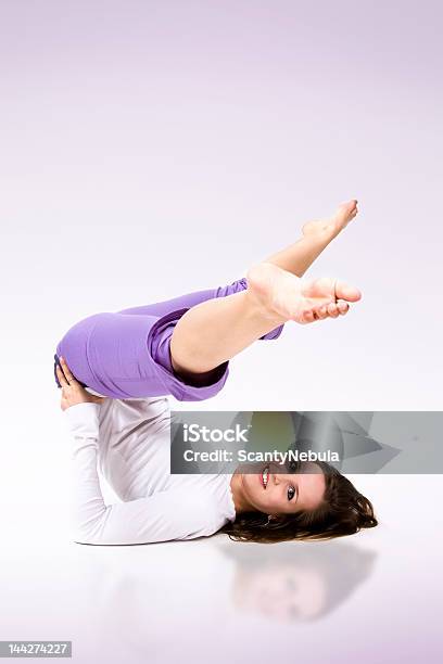 Clase De Yoga Foto de stock y más banco de imágenes de Actividad - Actividad, Actividades y técnicas de relajación, Adulto