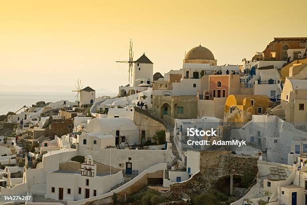 Santorini Foto de stock y más banco de imágenes de Acantilado - Acantilado, Aire libre, Amarillo - Color