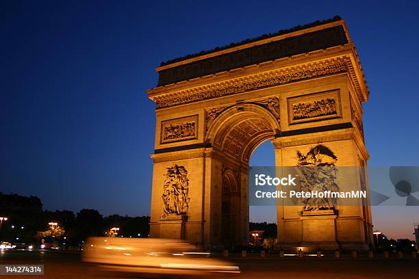 Foto de Arco Do Triunfo Paris França e mais fotos de stock de Arco - Característica arquitetônica - Arco - Característica arquitetônica, Carro, Fotografia - Imagem