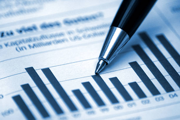 penna, mostrando un diagramma in un report finanziario/rivista blu (segnale - graph business pencil prognosis foto e immagini stock