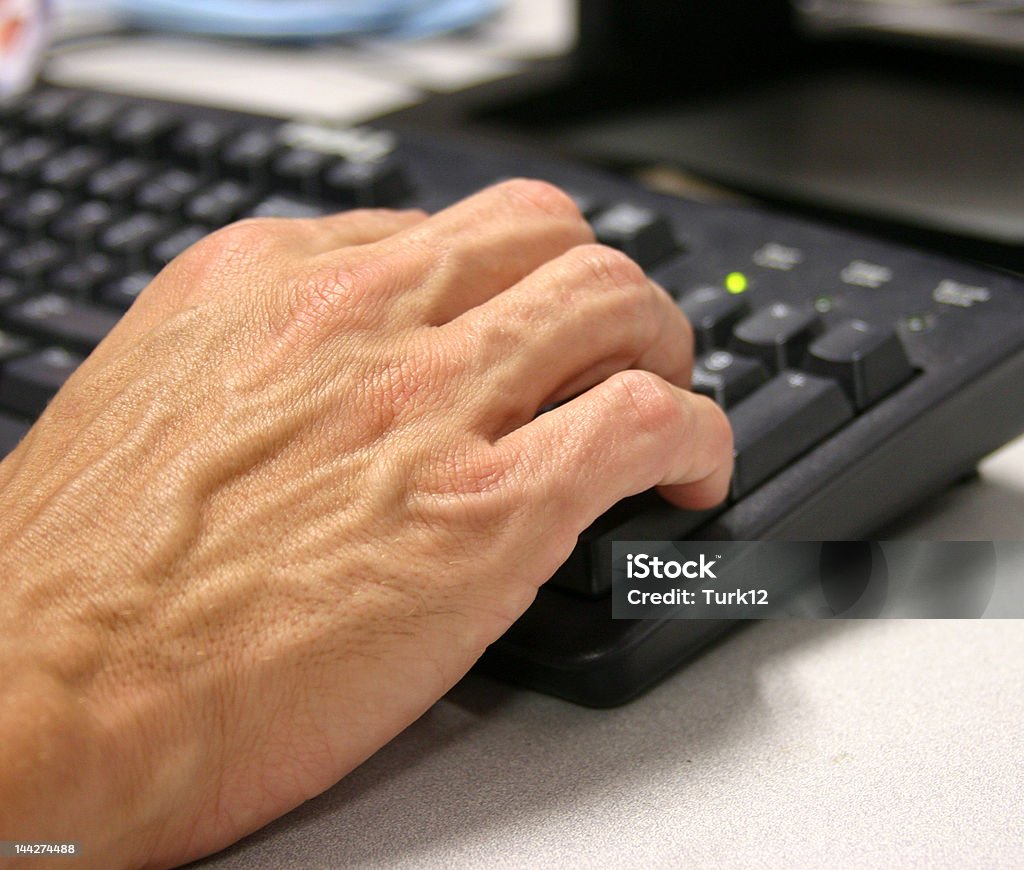 Mão sobre o teclado - Foto de stock de Adulto royalty-free