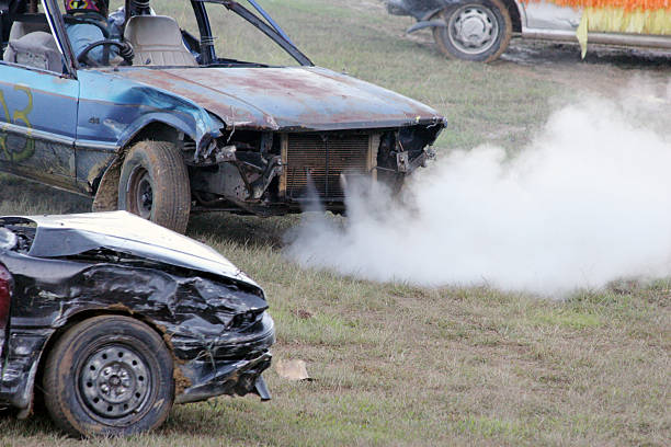 course de vieilles guimbardes - demolition derby photos et images de collection