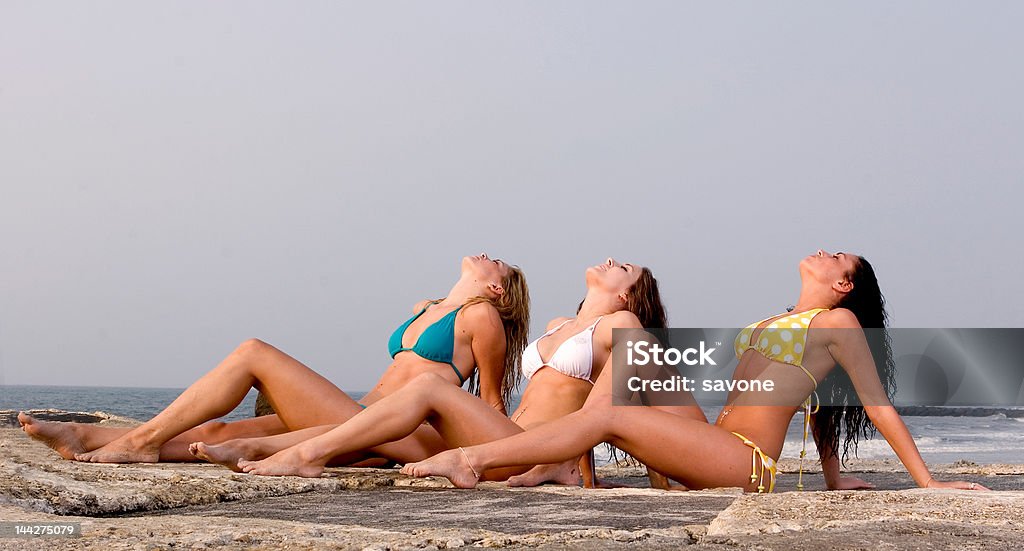 Bella giovane donna in un Bikini - Foto stock royalty-free di Acqua