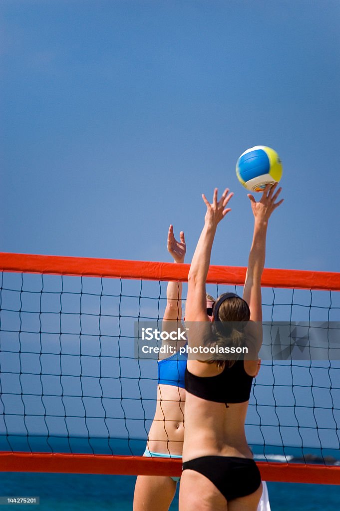 Волейбол на пляже - Стоковые фото Удар с лёта роялти-фри