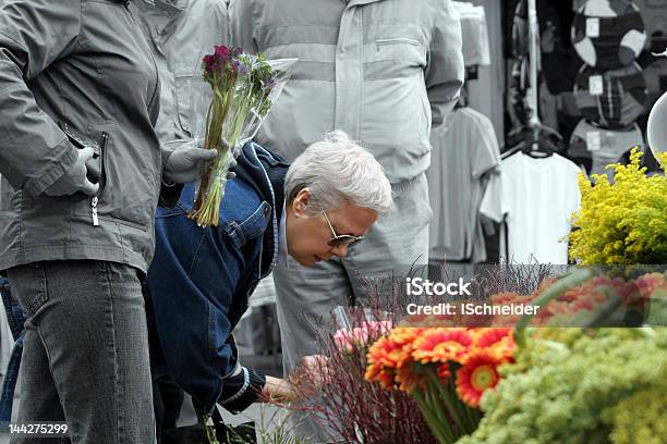 Bringen Sie Farbe In Ihr Leben Stockfoto und mehr Bilder von Alter Erwachsener - Alter Erwachsener, Blumenmarkt, 70-79 Jahre