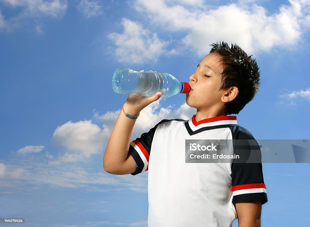 「サースティ少年飲料水屋外 - しずくのロイヤリティフリーストックフォト