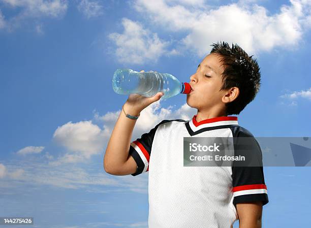 サースティ少年飲料水屋外 - しずくのストックフォトや画像を多数ご用意 - しずく, ウォーターボトル, スポーツ