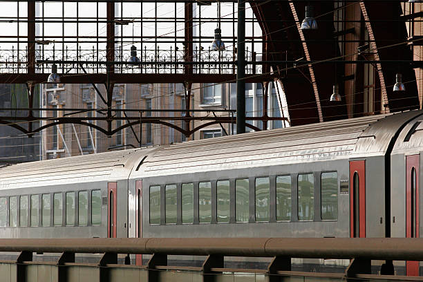 Comboio de Passageiros na Estação - fotografia de stock