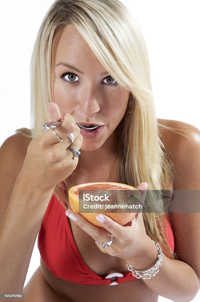 Здоровые блондинка ест фрукты - Стоковые фото Антиоксида�нт роялти-фри