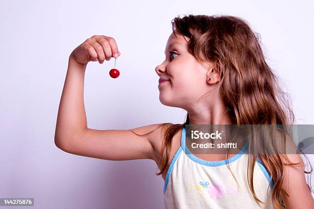 Rapariga Engraçada Com Cereja - Fotografias de stock e mais imagens de 6-7 Anos - 6-7 Anos, Adolescente, Adolescência