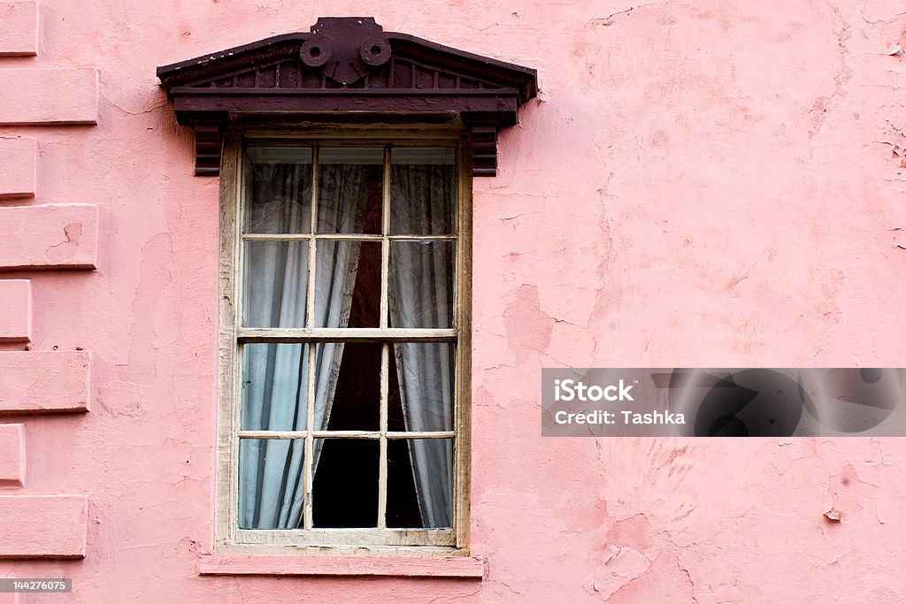 Ventana en la pared rosa - Foto de stock de Savannah - Georgia libre de derechos