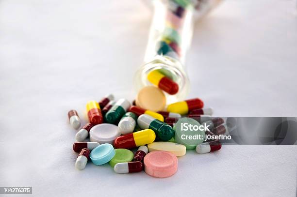 Kolor Pigułki - zdjęcia stockowe i więcej obrazów Badanie lekarskie - Badanie lekarskie, Banknot, Brać lekarstwo