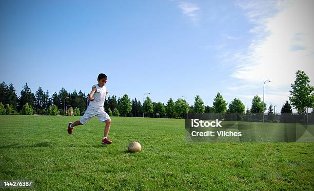 子供サッカー - 1人のストックフォトや画像を多数ご用意 - 1人, ゴールキック, サッカー
