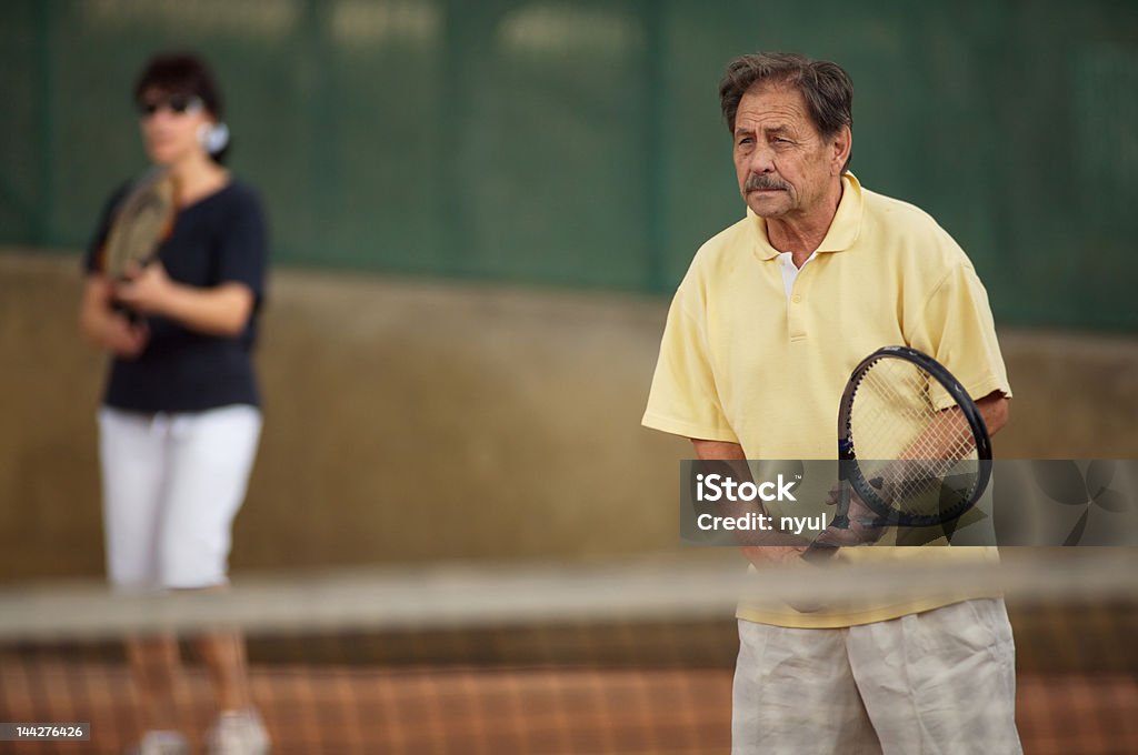 Uomo anziano, giocare a tennis - Foto stock royalty-free di Nonno